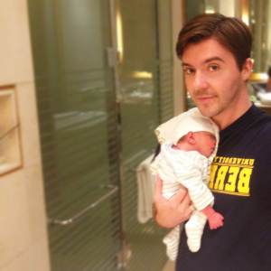 josh henry sleeping hotel bathroom new dads on the block